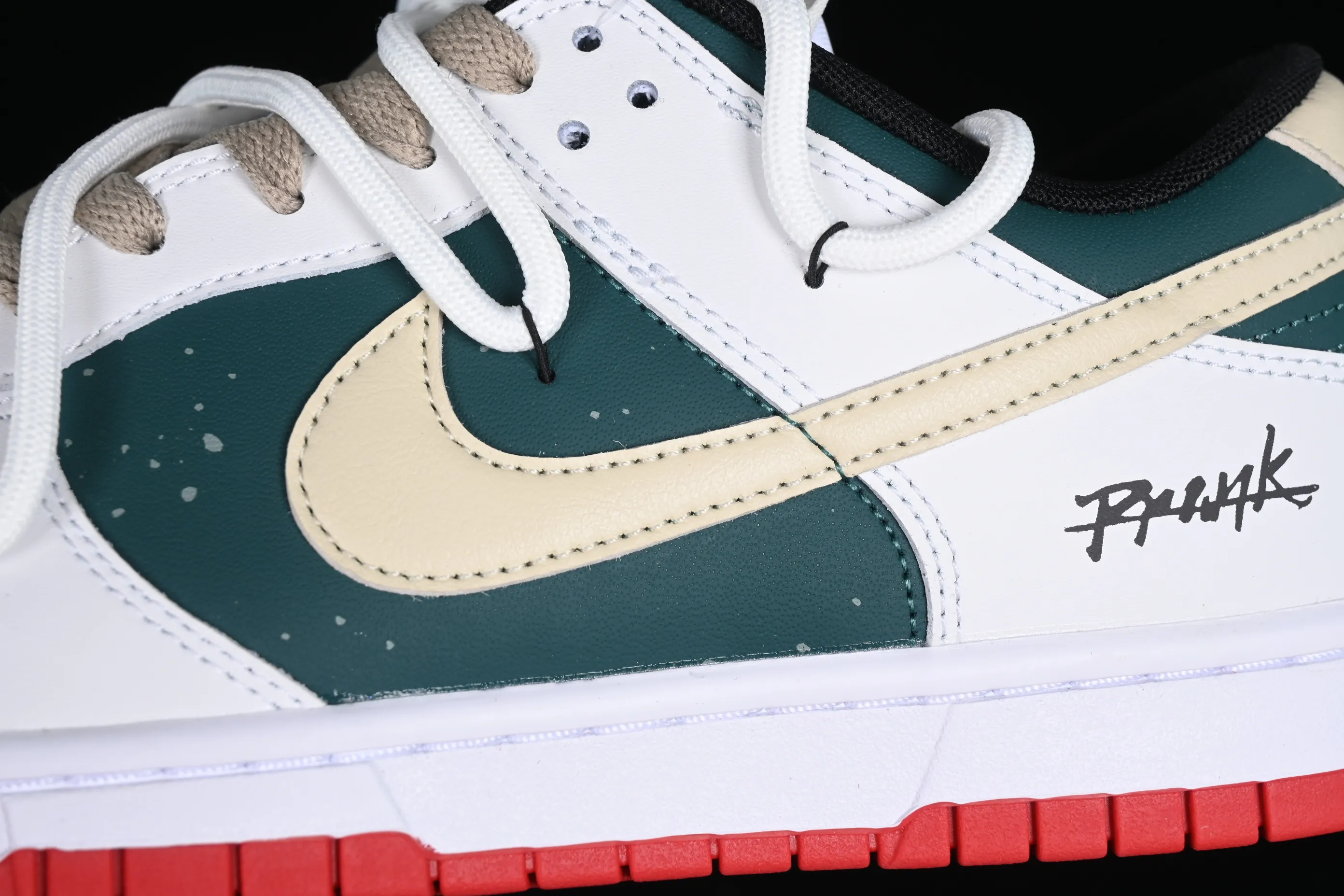 All Categories Nk SB Dunk Series Nk SB Dunk Low Low-top sneakers Nk Dunk Low Explore the limits Green, white and brown SB strappy low-top casual sneakers FD9762-061